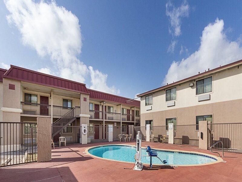 Отель Super 8 By Wyndham New Braunfels I-35 Экстерьер фото